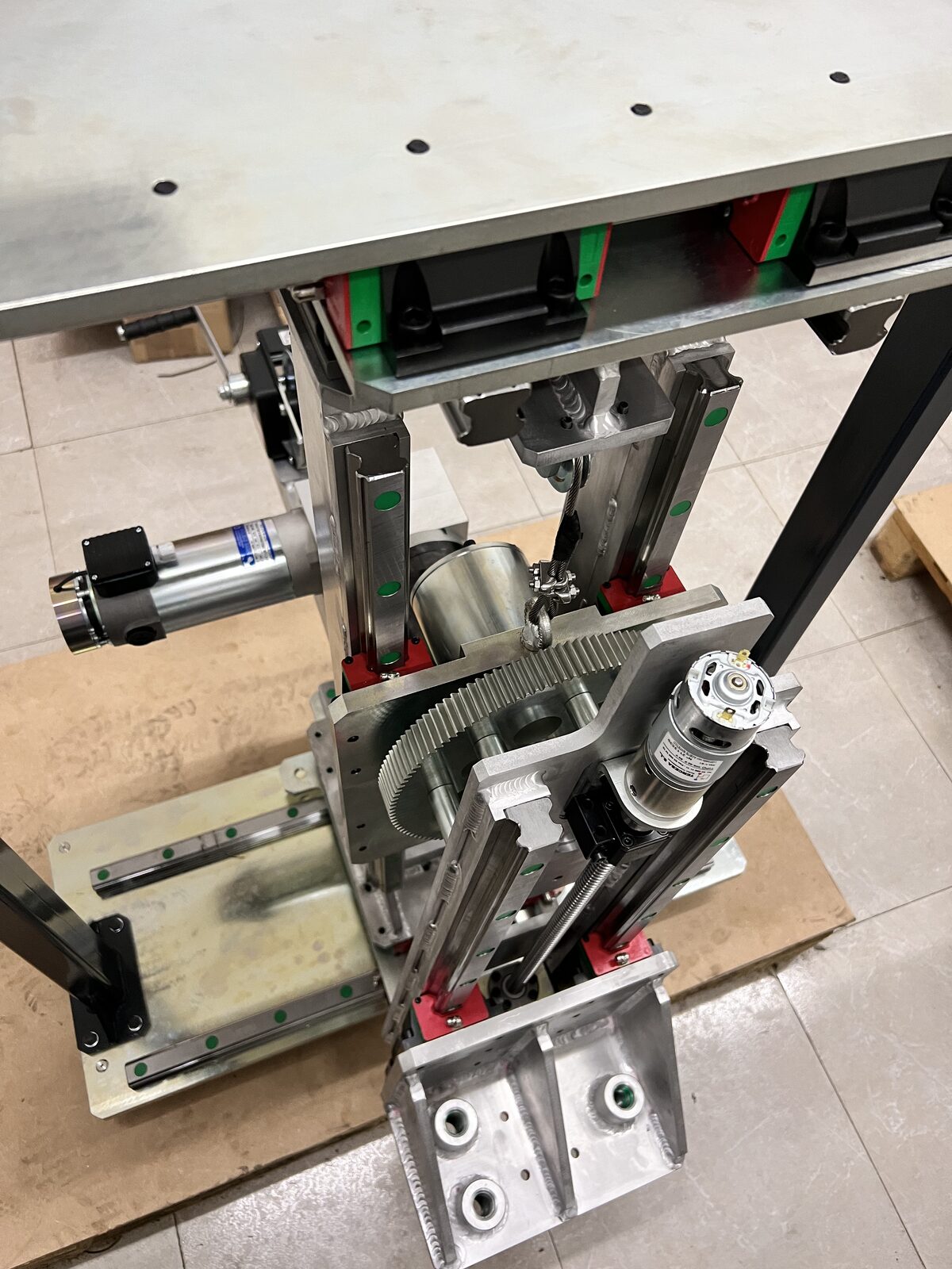 Mechanism with linear guides