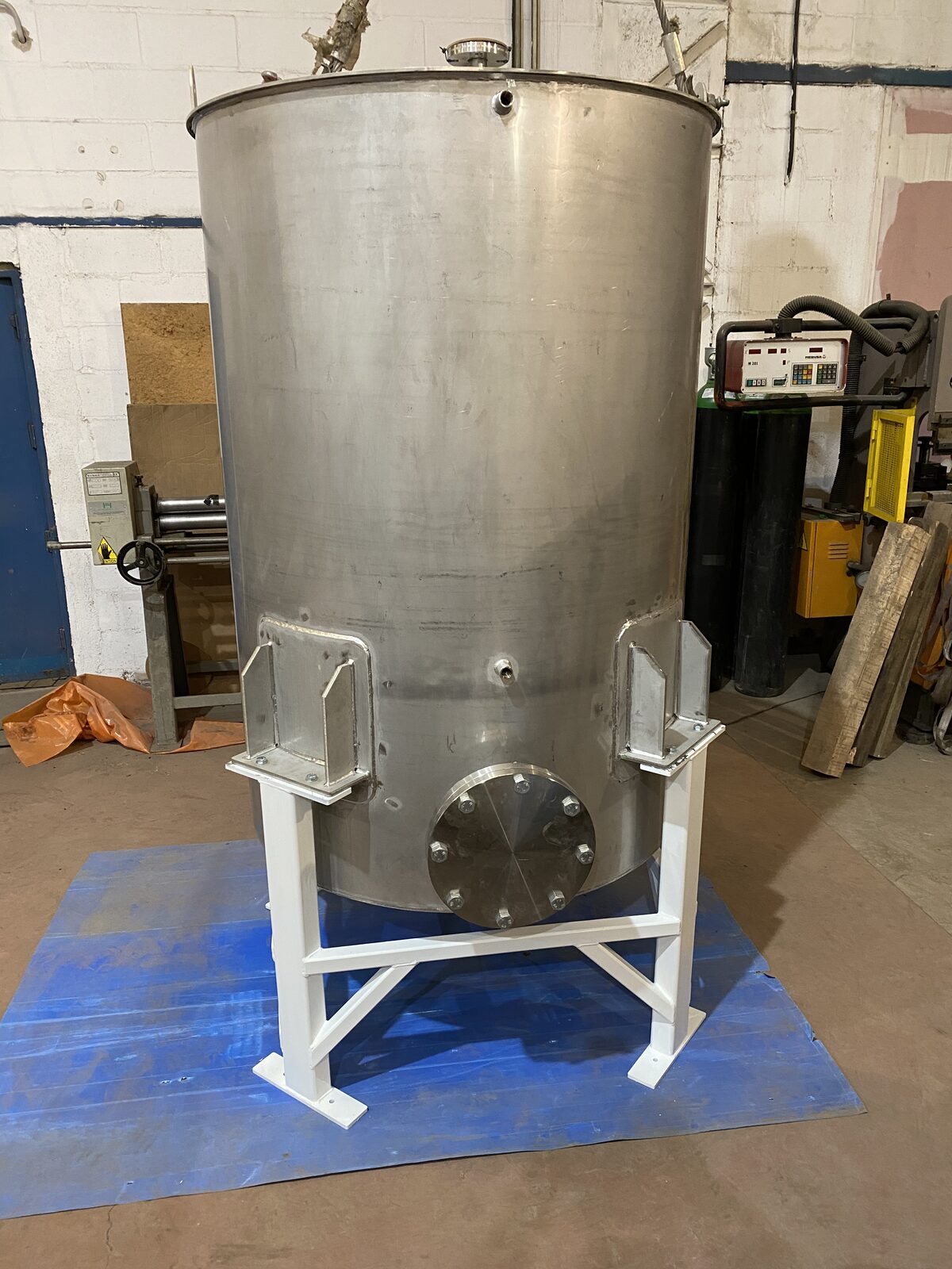 Stainless steel tank on skid