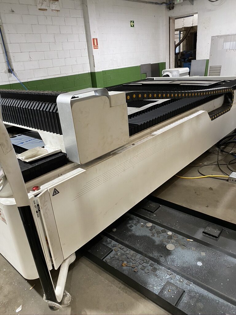 Laser cutting table