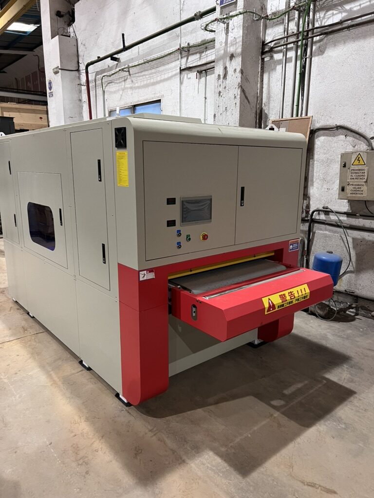 Wide-belt deburring machine