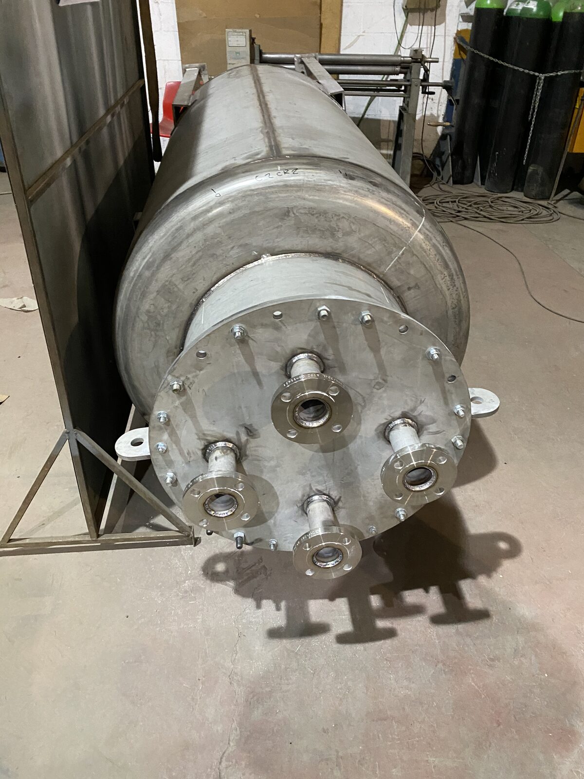 Stainless steel vessel with nozzles
