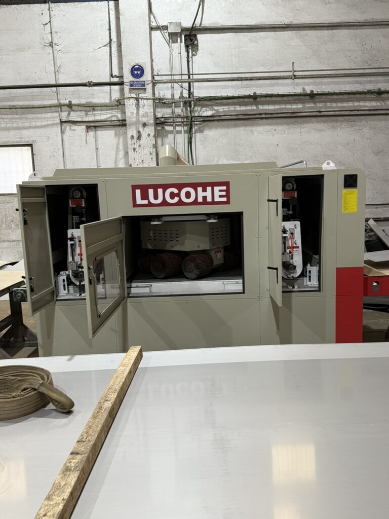 Deburring machine with open heads