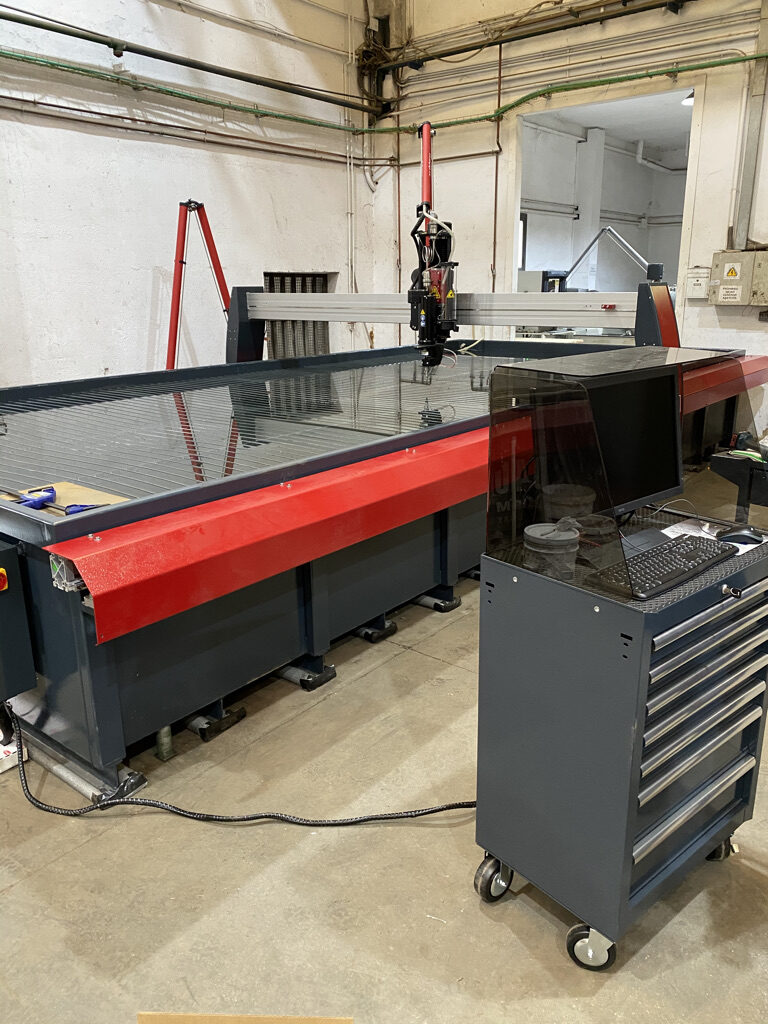 Waterjet cutting installation