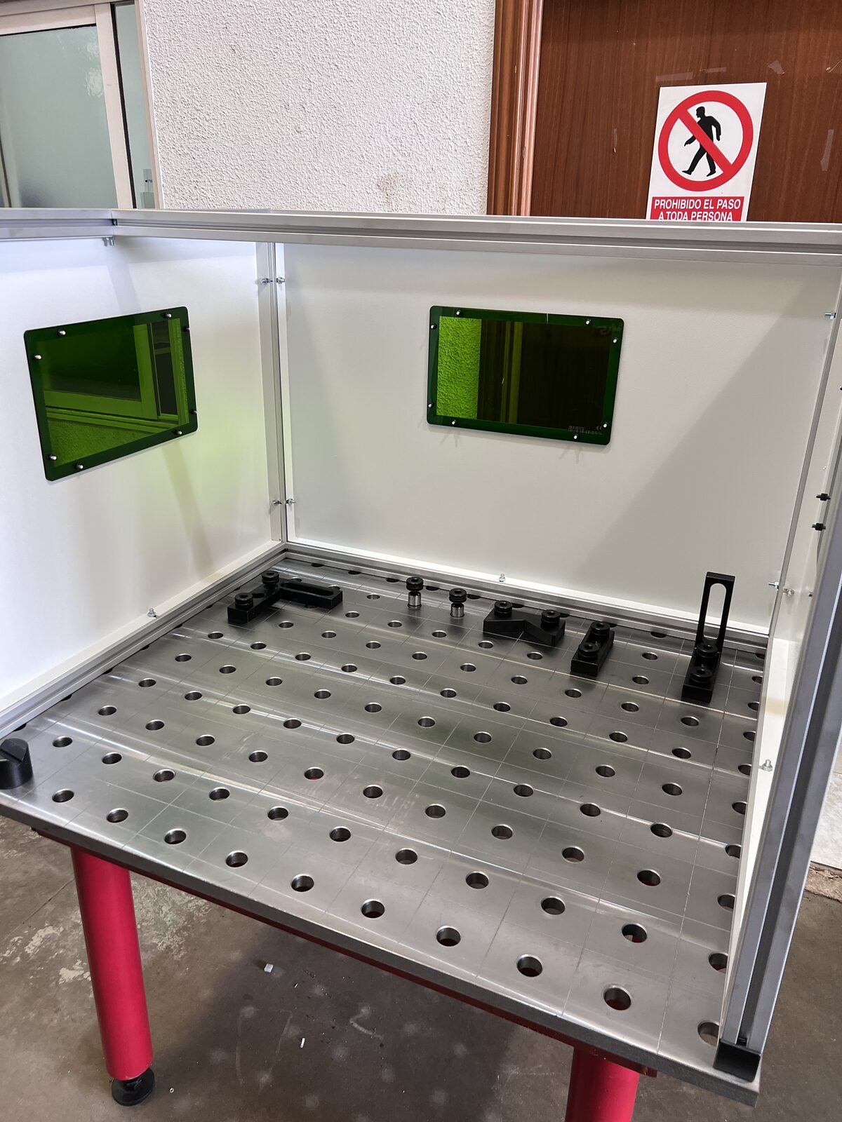 Laser cabin with modular table