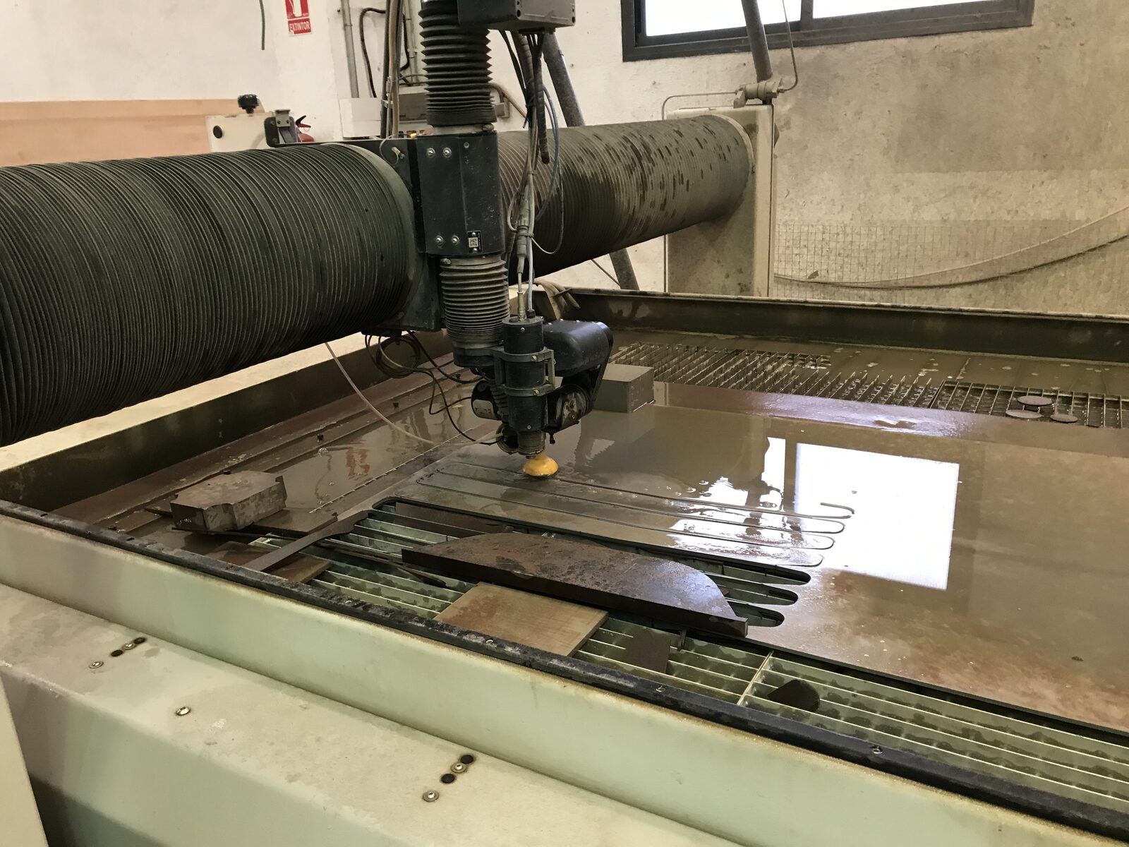 Waterjet cutting head