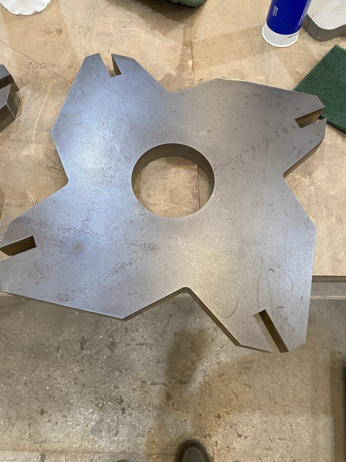Star-shaped cut plate
