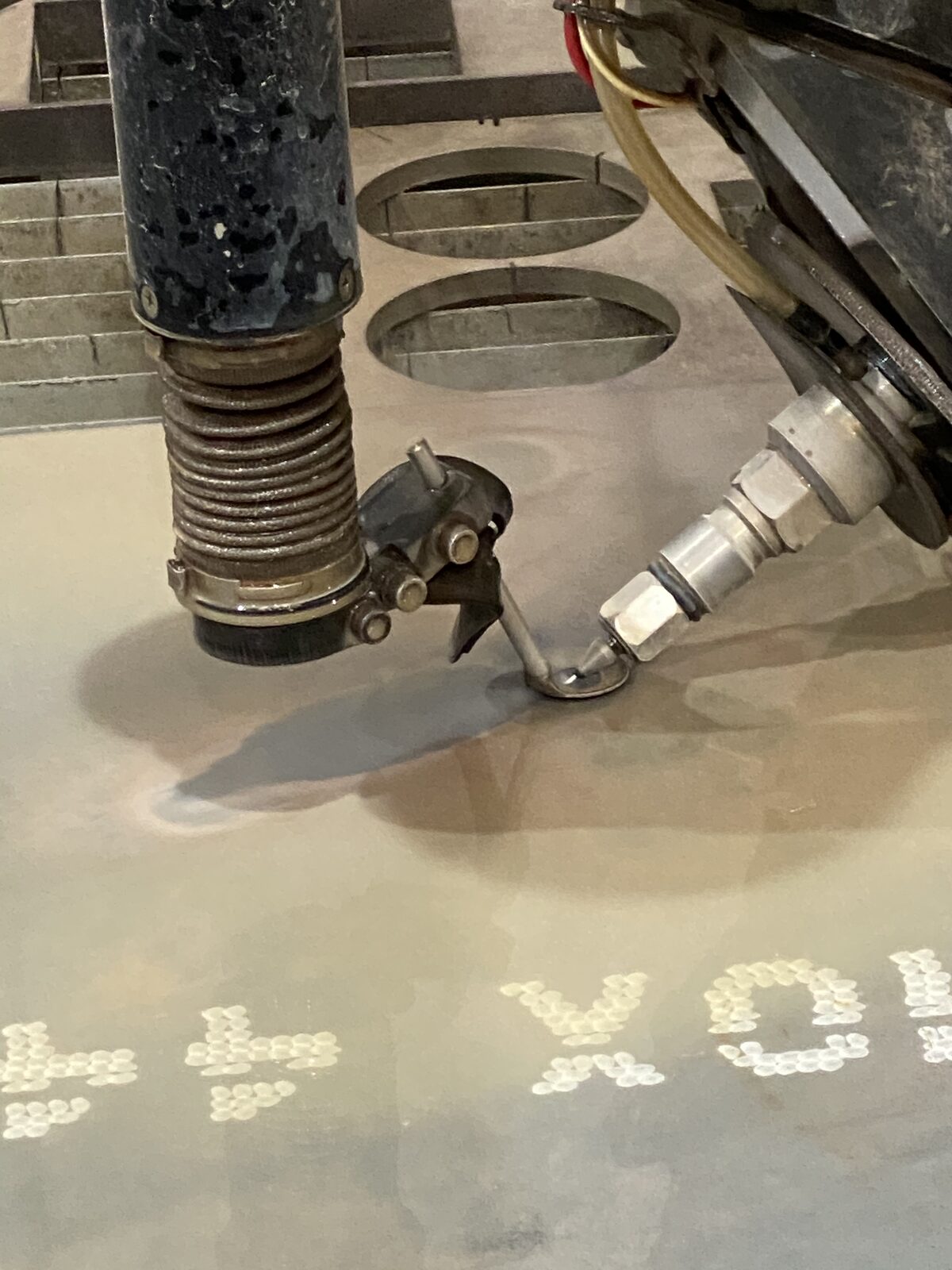 Waterjet cutting head