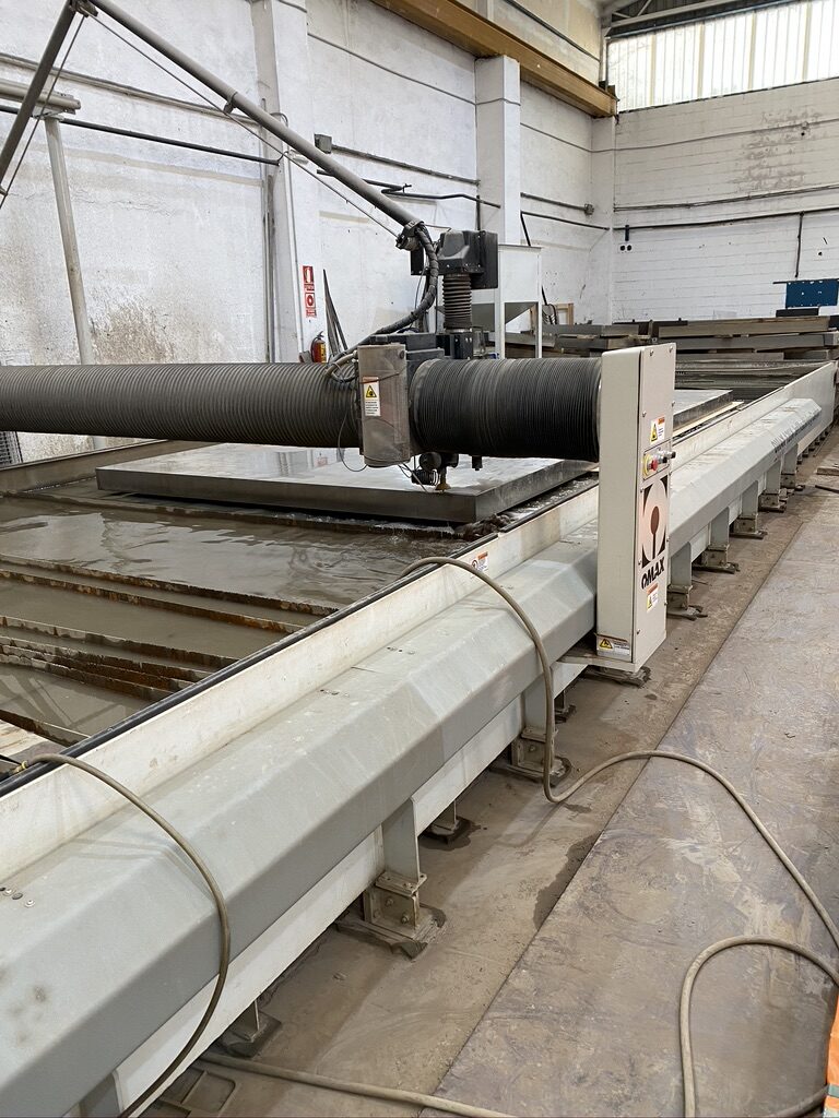 Waterjet cutting table