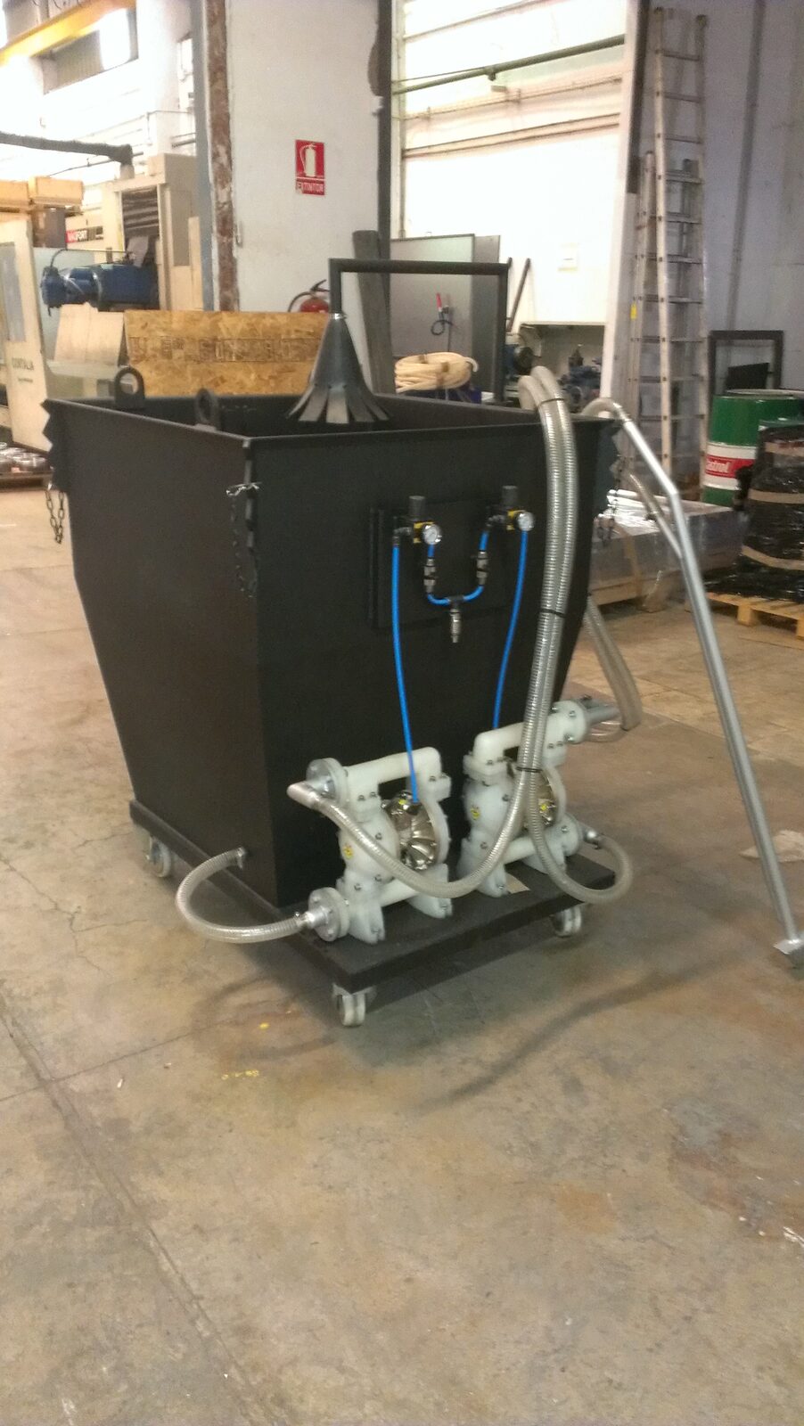 Mobile hopper with pneumatic pumps