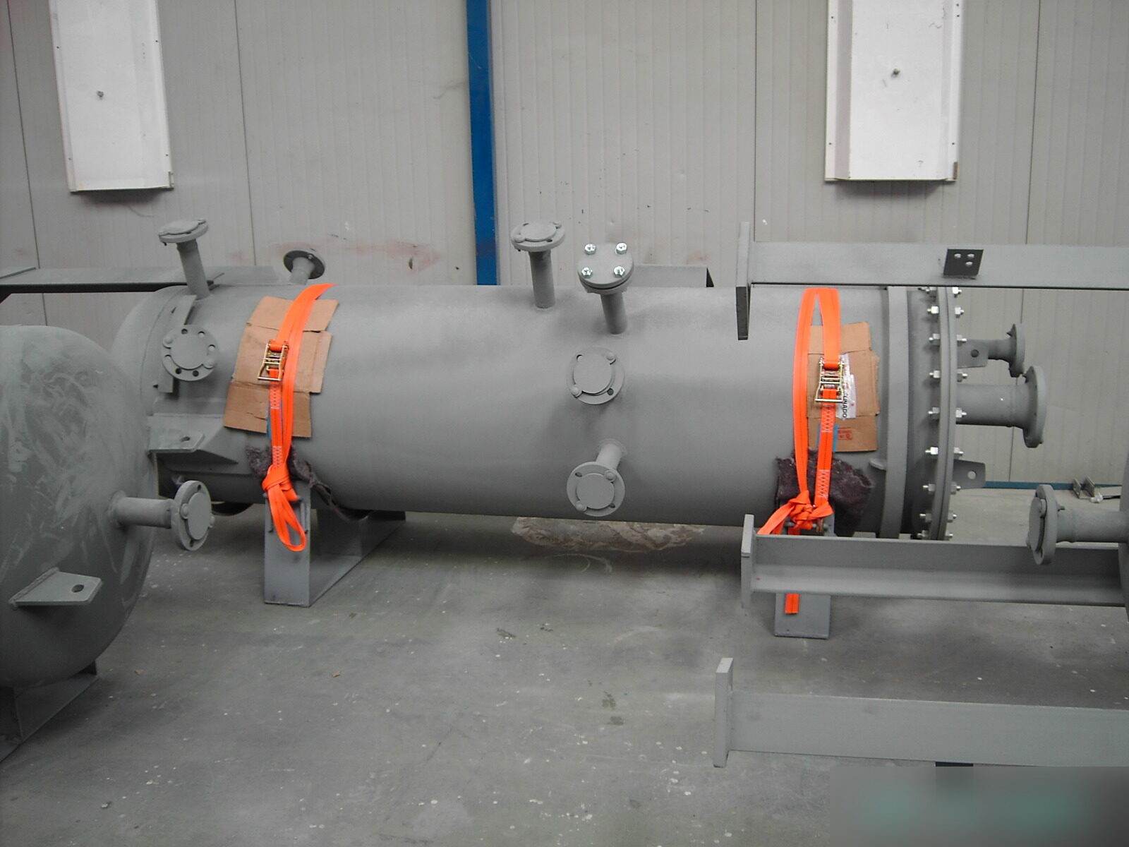 Primed vessel with nozzles