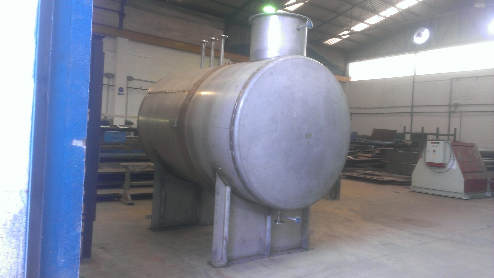 Horizontal stainless steel tank