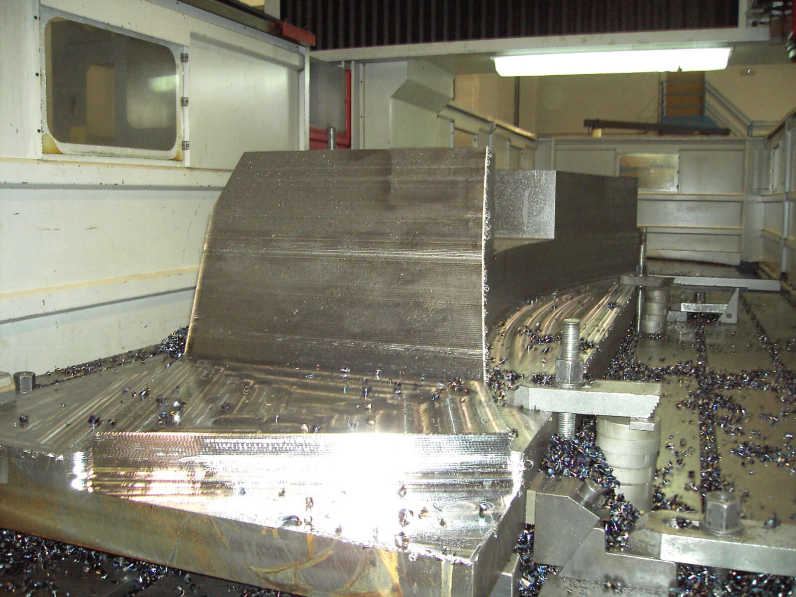 Large workpiece on bed mill