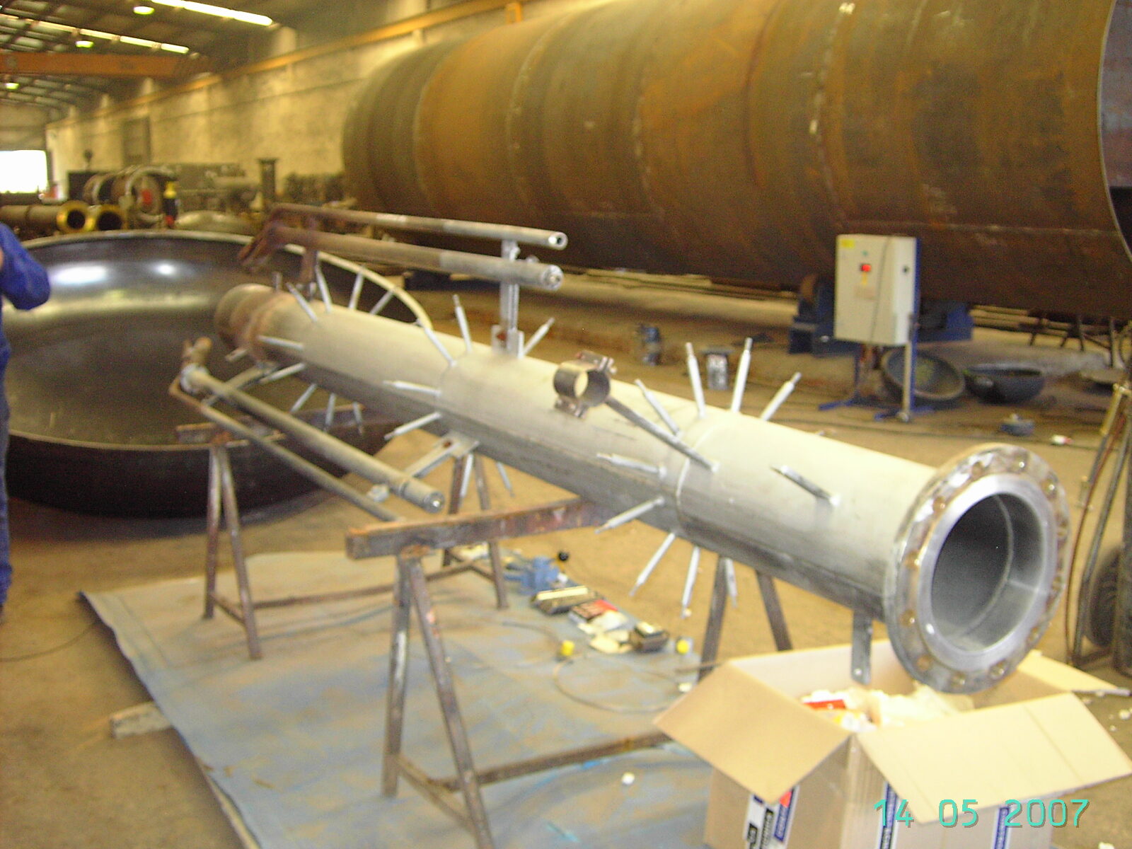 Tubular manifold with nozzles