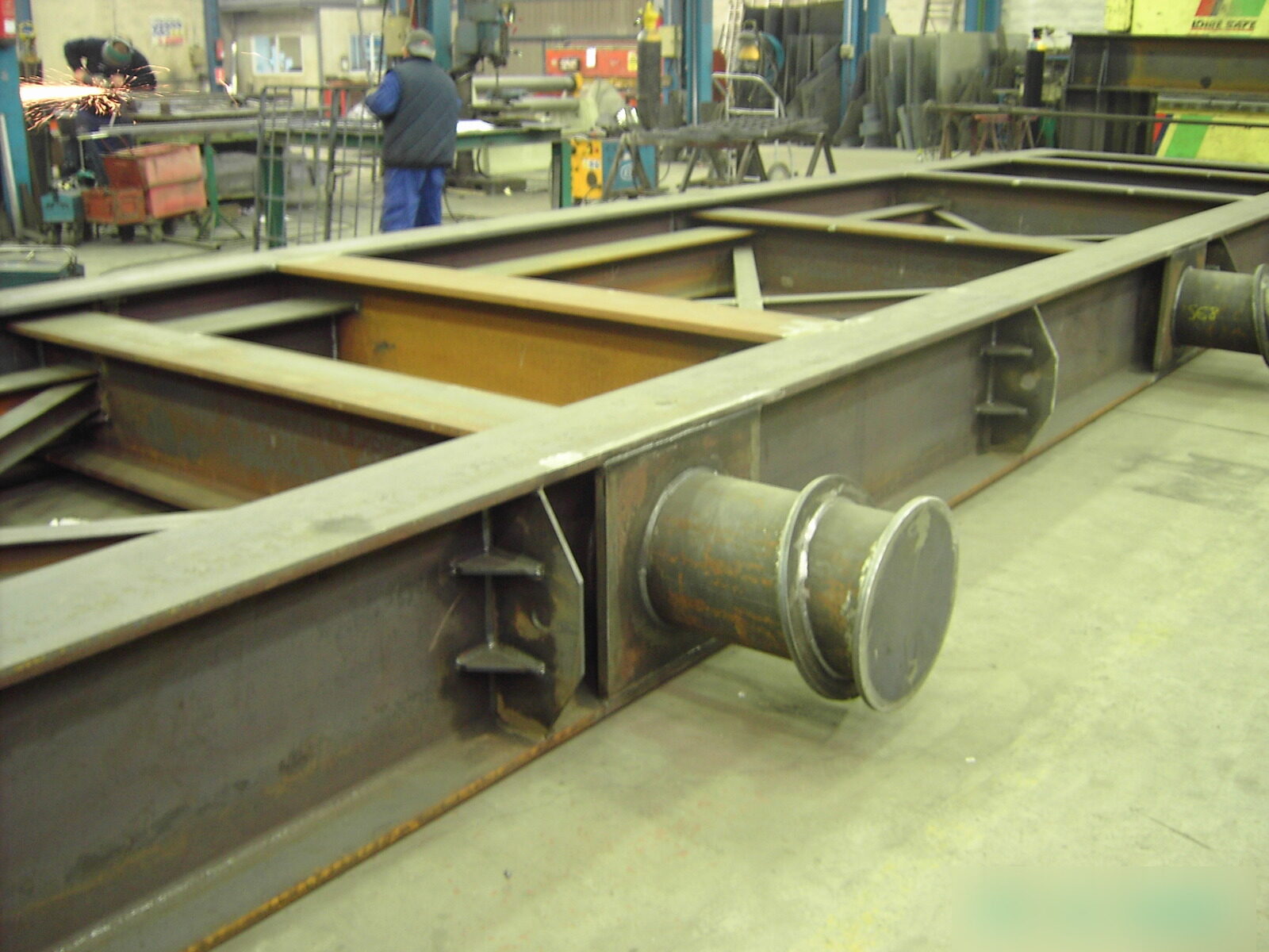 Beam frame with trunnions