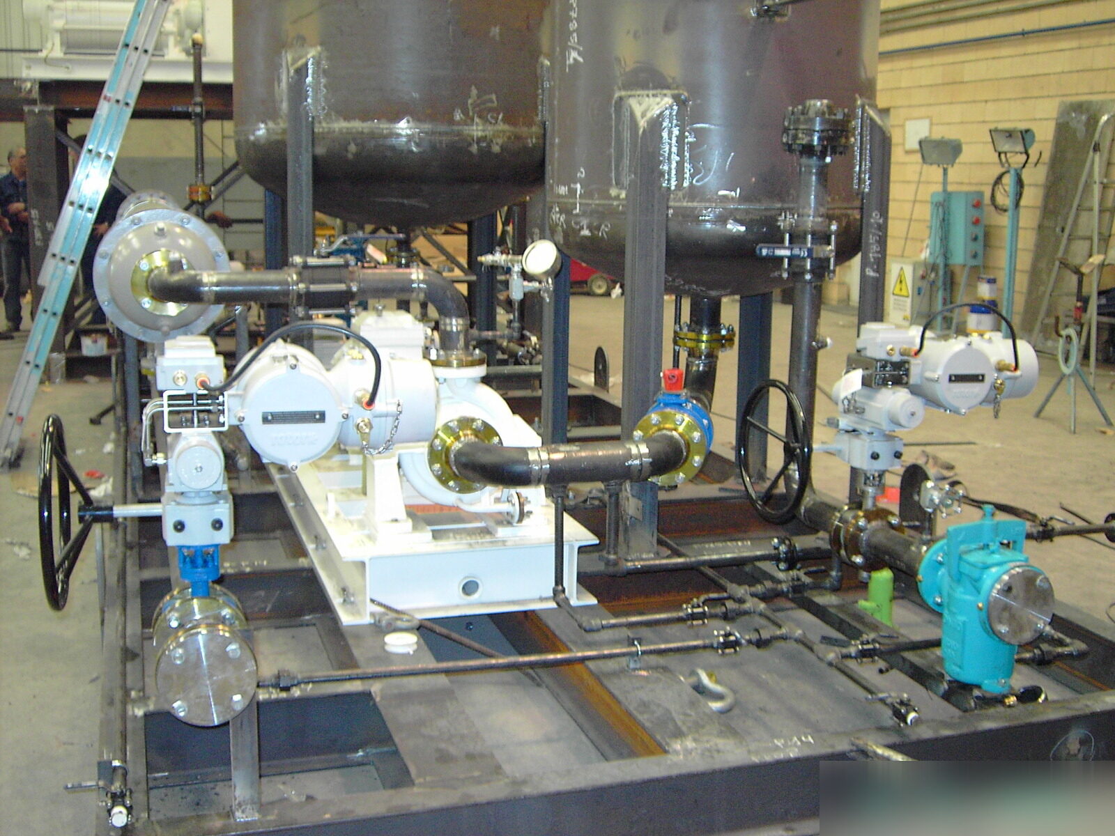 Pumping skid with tanks