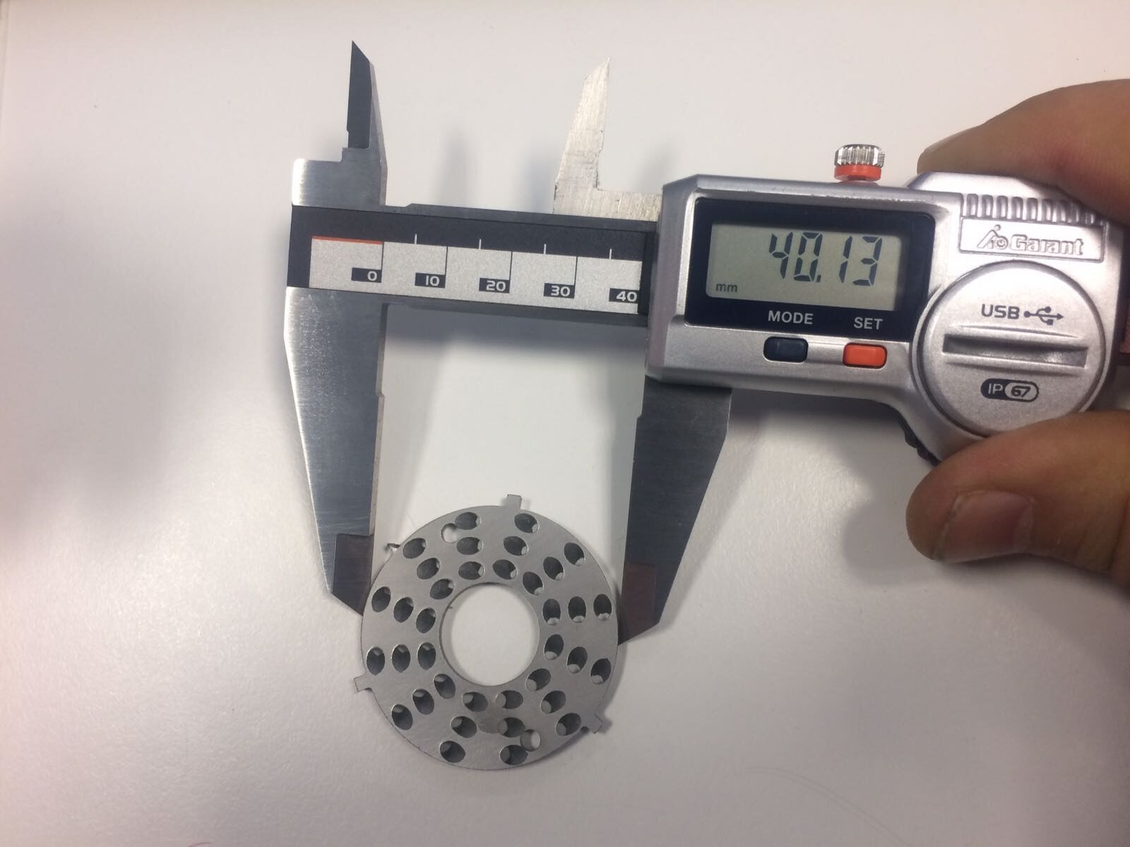 Dimensional check with calipers