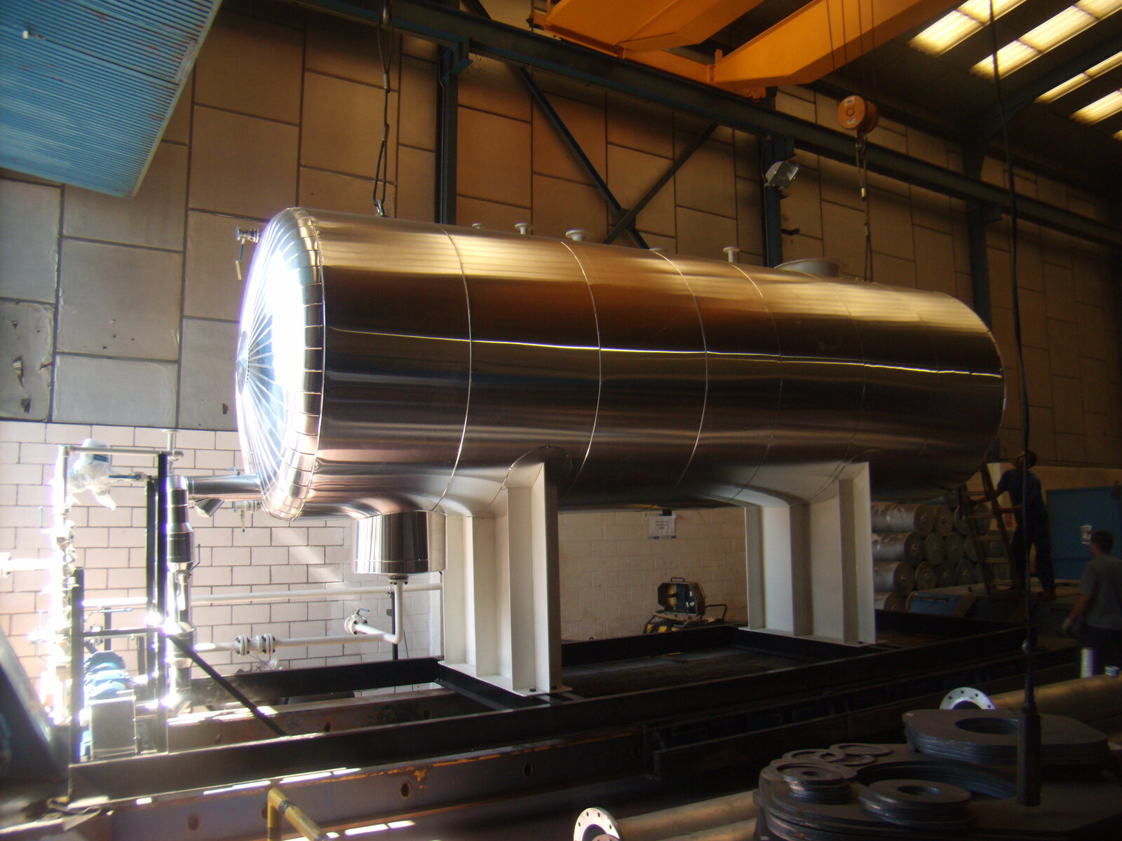 Suspended insulated tank