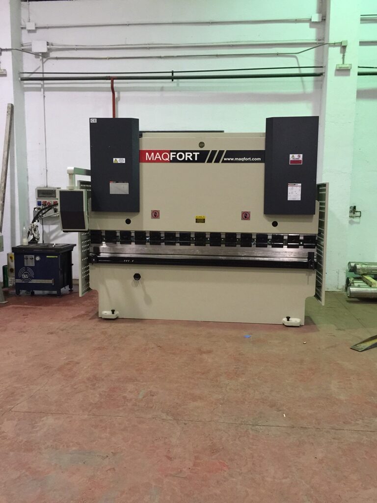 Hydraulic press brake in workshop