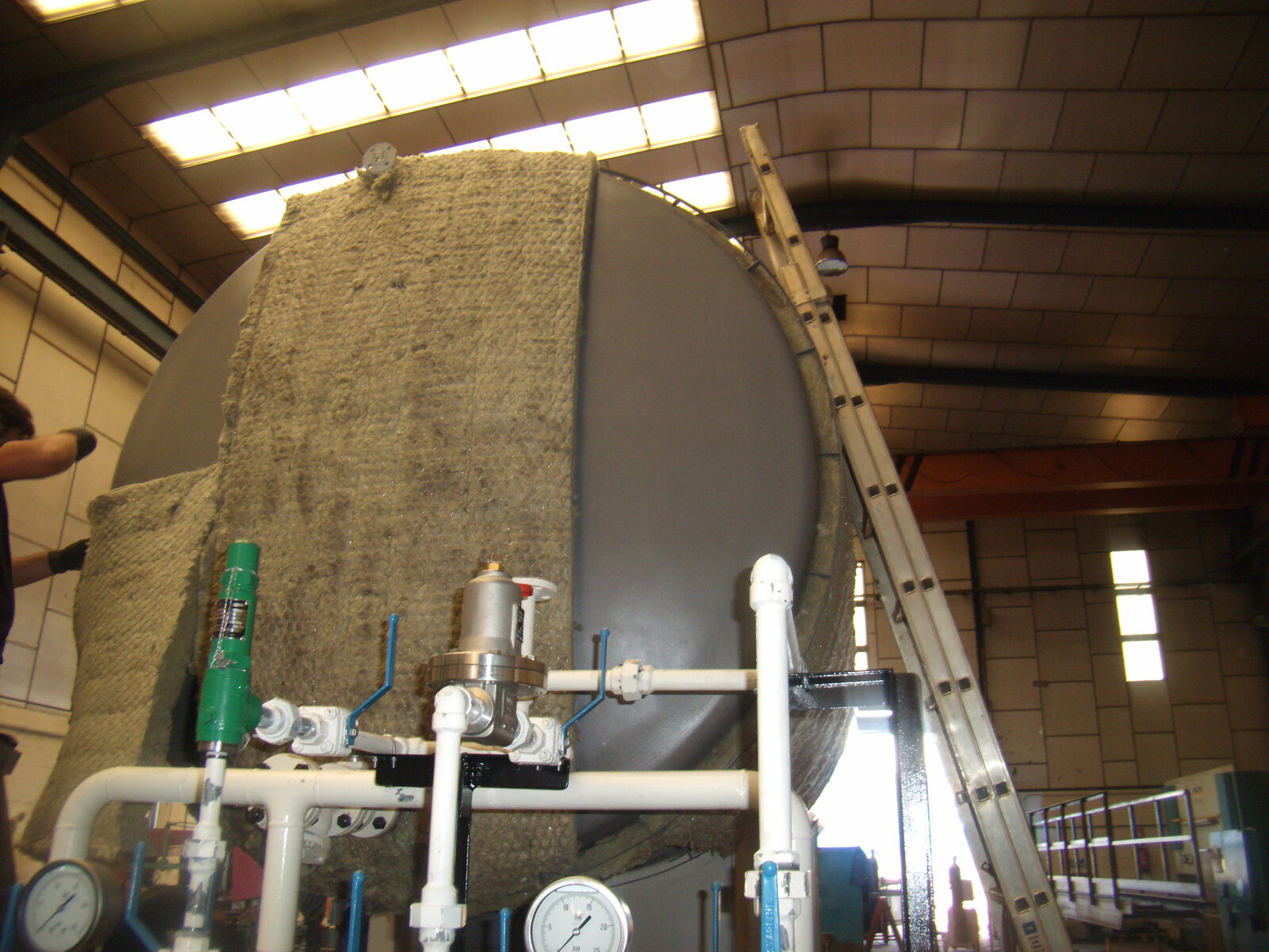 Tank insulation in workshop