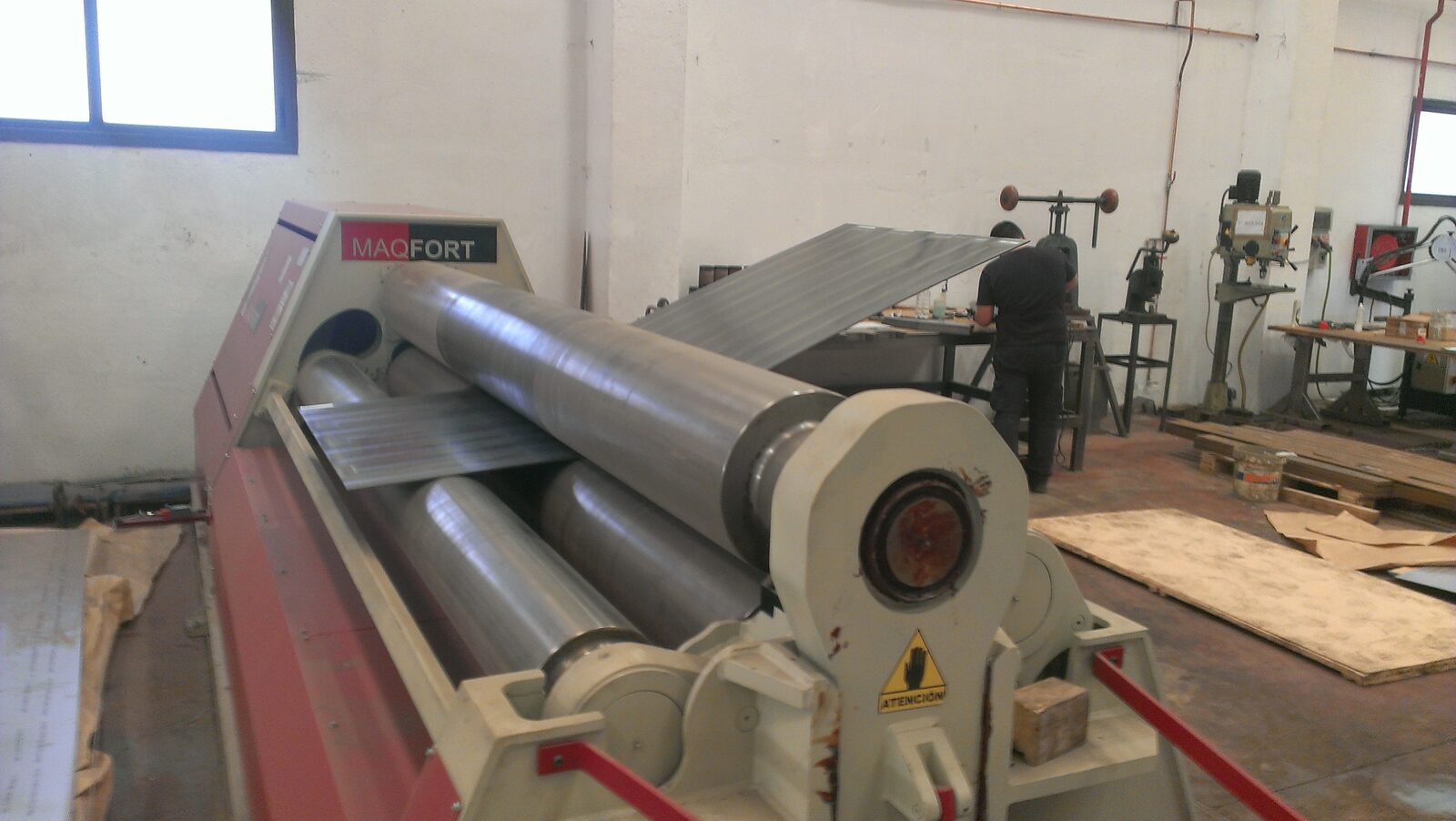 Sheet rolling on plate roll