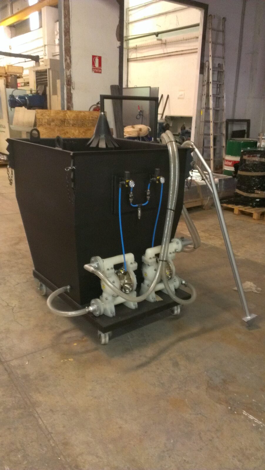Mobile hopper with pumps
