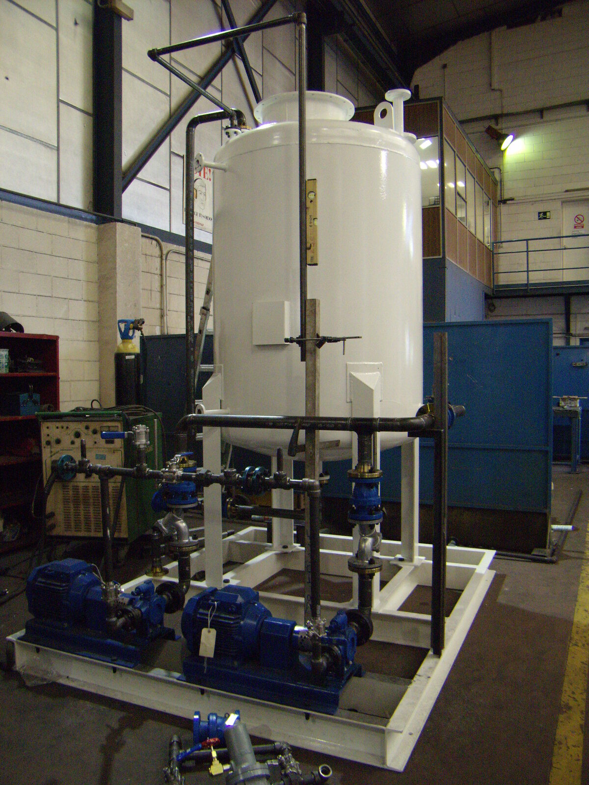 Vertical tank on base frame