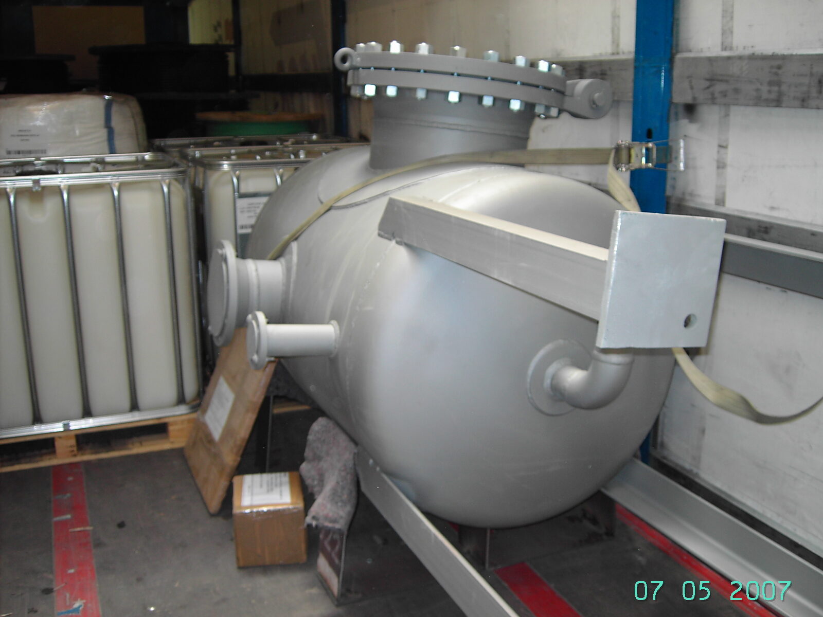 Pressure drum with manhole