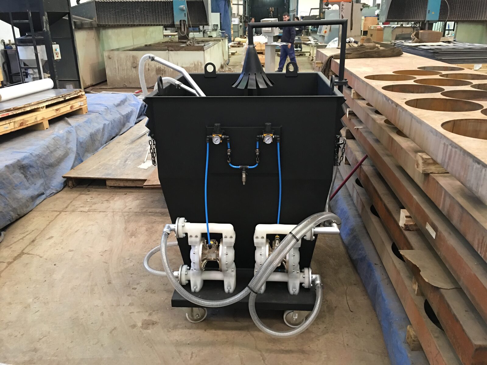 Mobile hopper with pumps