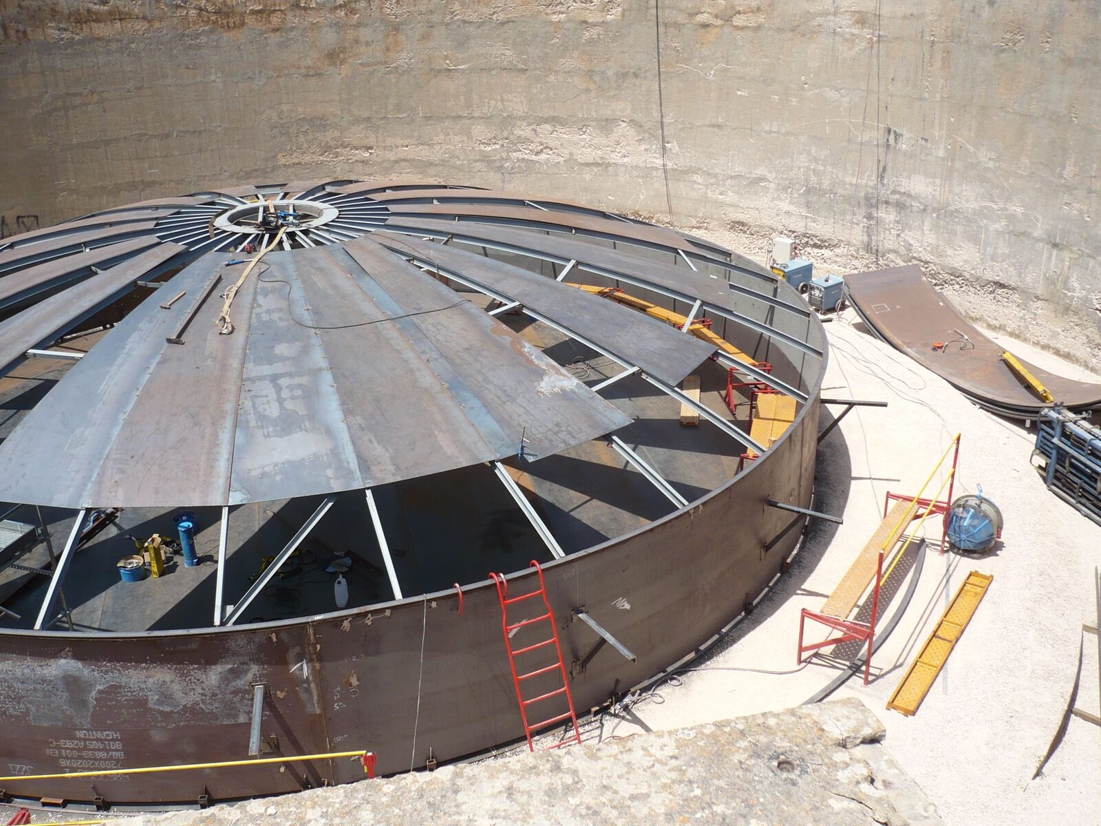 Tank roof assembly